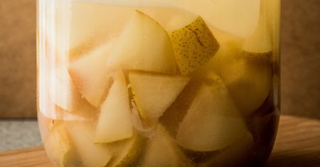 Gruszki wkładam do słoika i zalewam. Najlepszy dodatek do mięs i wędlin