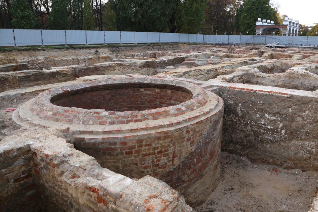 Archeolodzy na terenie wykopalisk pod dawnym pałacem Saskim cały czas natrafiają na zabytkowe przedmioty