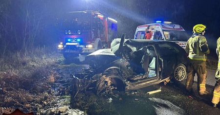 Audi wypadło z drogi i uderzyło w drzewo. Groźnie pod Kaczorami