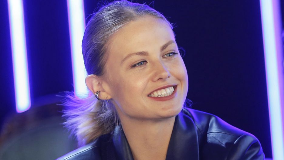 Anna Karczmarczyk wskoczyła w czerwoną sukienkę z satyny