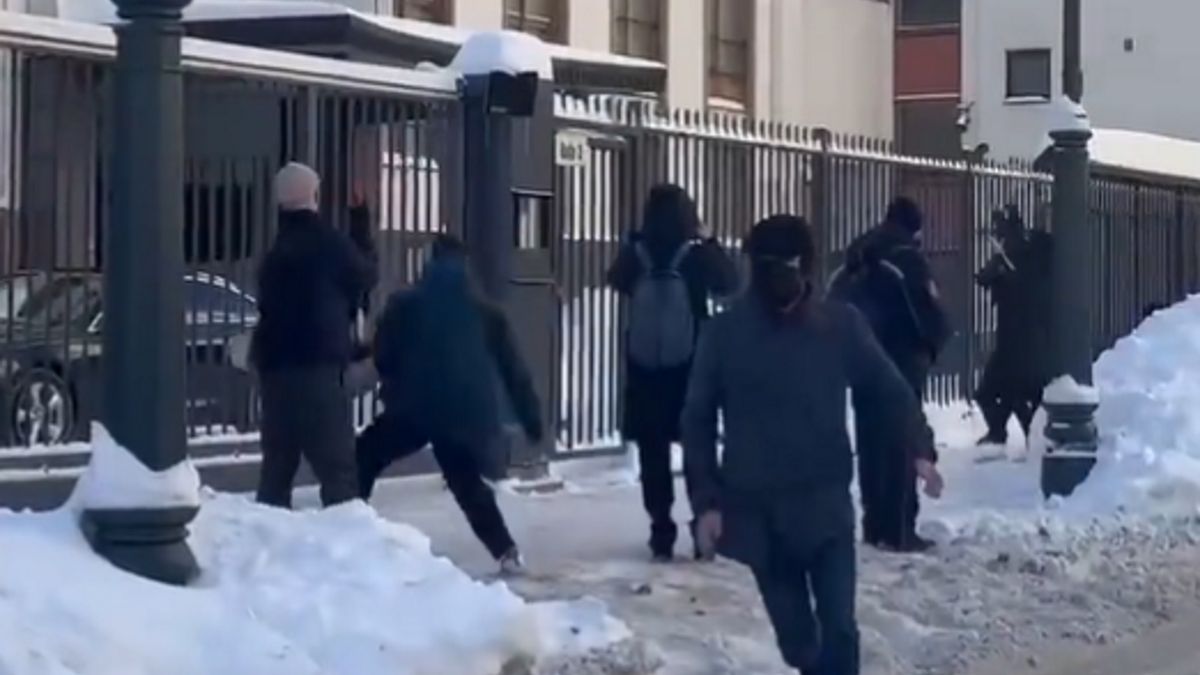 Świadek nagrał sceny spod ambasady