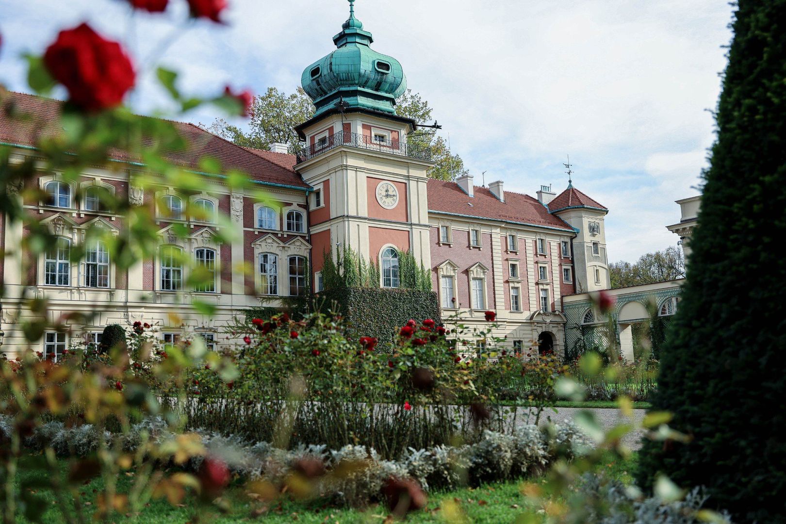 Jeden z najpiękniejszych pałaców w Polsce, Pałac w Łańcucie, znany jest z bogato zdobionych wnętrz i wspaniałych ogrodów. Pałac posiada imponującą kolekcję powozów konnych oraz unikalne wnętrza, które można zwiedzać z przewodnikiem.