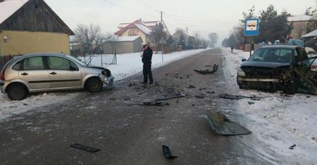 Czarny kot przebiegł przed samochodami. Trzy osoby trafiły do szpitala