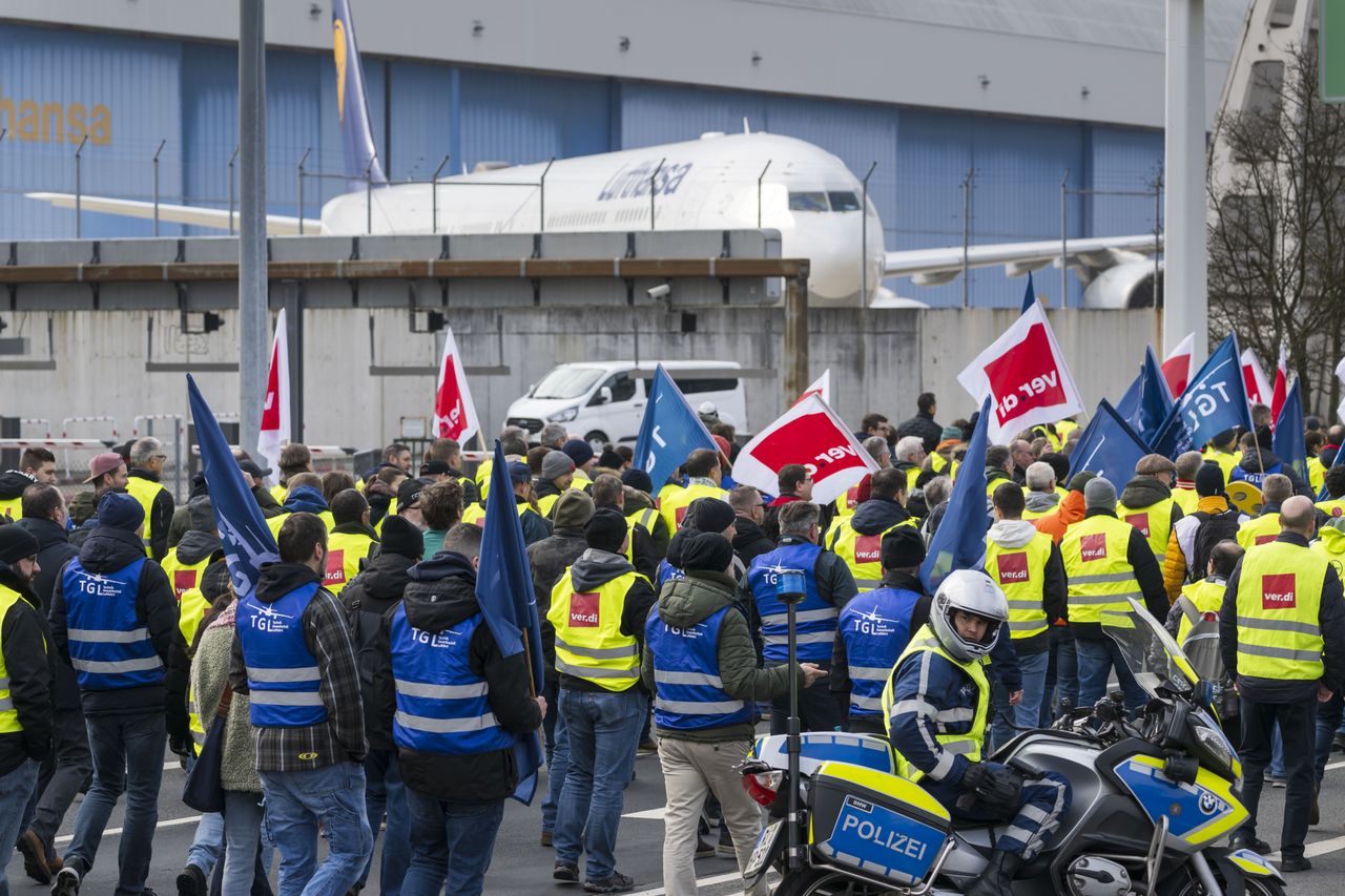 Strikes disrupt transport across Germany, impacting thousands