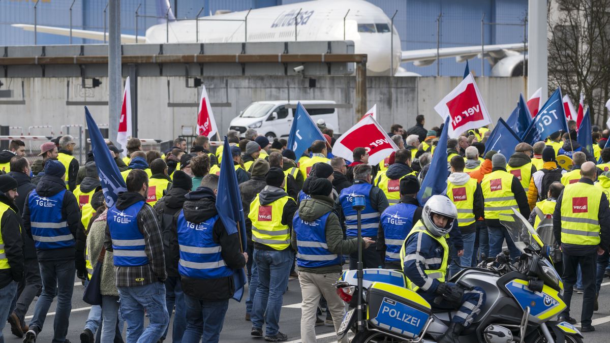 FRANKFURT AM MAIN, GERMANY - MARCH 07: Striking Lufthansa ground crew employees gather at the Lufthansa Aviation Center near the Frankfurt Airport during nationwide strike on March 7, 2024 in Frankfurt, Germany. Germany is facing a simultaneous strike by railway workers of the GDL labour union, ground personnel of Lufthansa airlines and airport security personnel at Frankfurt and Hamburg airports that is scheduled to last until tomorrow midday. (Photo by Thomas Lohnes/Getty Images)