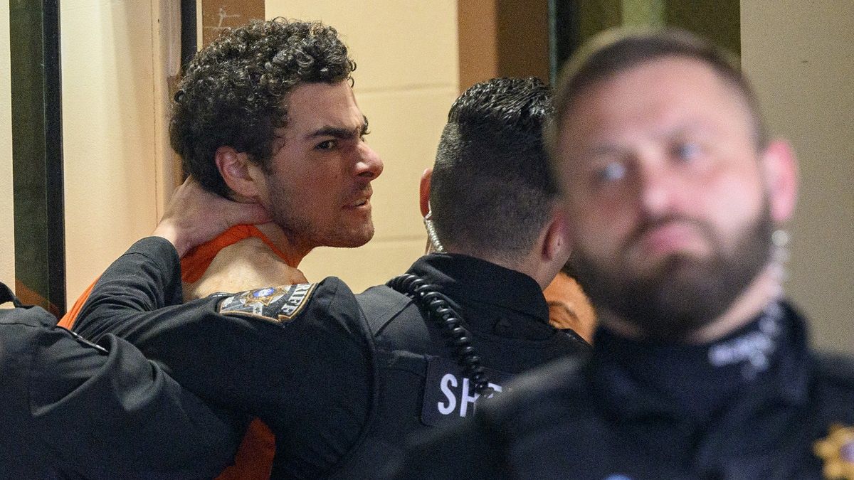 Luigi Mangione wprowadzony do sali sądowej.