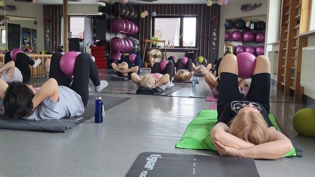 Seniorzy ćwiczą pilates