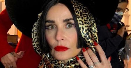 60-letnia Demi Moore chwali się ZABÓJCZĄ SYLWETKĄ w cętkowanym bikini. Jak ona to robi? (FOTO)
