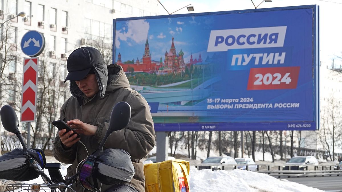 Preparations in Moscow ahead of Russia's presidential elections
epa11214838 A man uses a mobile device next to a pre-election campaign billboard reading 'Russia Putin 2024, The elections of the president of Russia, 15-17 March 2024', in Moscow, Russia, 11 March 2024. The Russian presidential elections will be held from 15 to 17 March 2024.  EPA/MAXIM SHIPENKOV 
Dostawca: PAP/EPA.
MAXIM SHIPENKOV