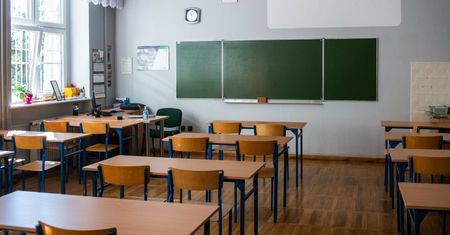 Chcieli siłą wyprowadzić dziecko ze szkoły. "Szarpali chłopca, próbowali wynieść"
