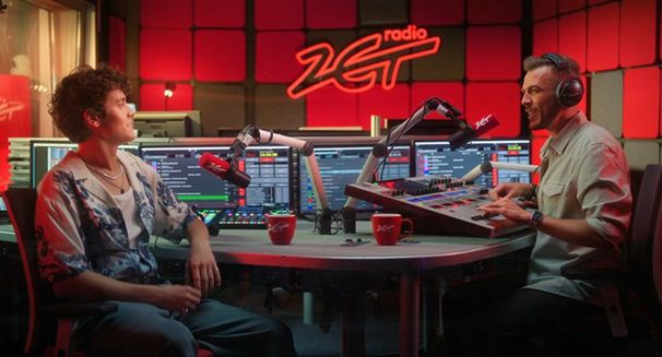 Oskar Cyms w kampanii pod hasłem „Radio ZET nr 1 w moim samochodzie”