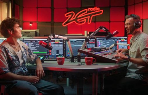 Oskar Cyms w kampanii pod hasłem „Radio ZET nr 1 w moim samochodzie”