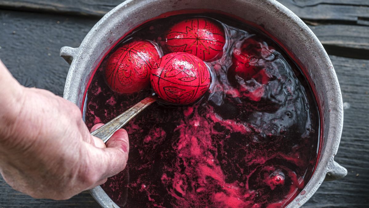 A woman dyes eggs for Easter in Hidegsegpataka, Transylvania, Romania, 23 March 2024. The decorating of eggs is an integral part of folk traditions related to Easter in Transylvania. EPA/Nandor Veres HUNGARY OUT Dostawca: PAP/EPA.