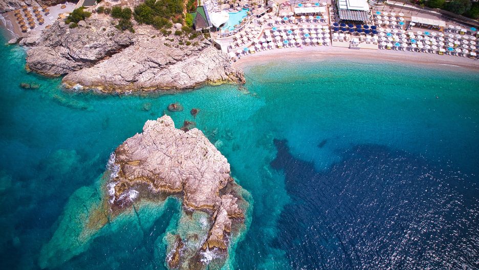Albania kusi plażami - na zdjęciu plaża w Jale
