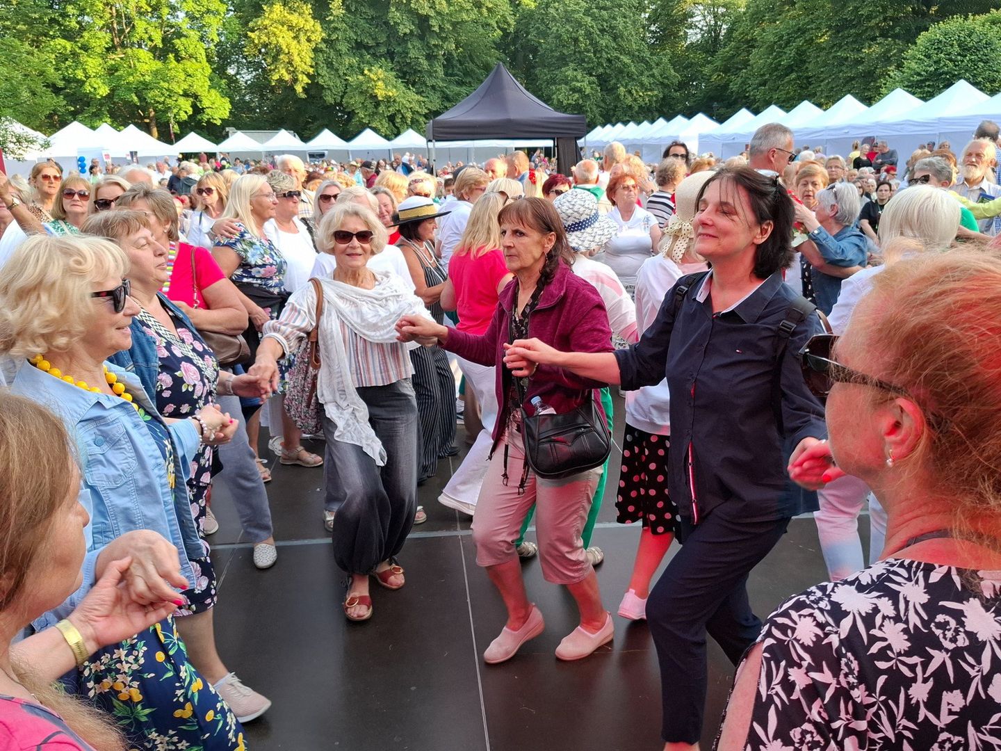Seniorzy bawią się w Parku Jordana podczas XII Międzynarodowych Senioraliów 2025