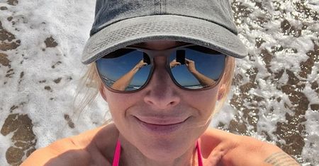 RZADKI WIDOK: Martyna Wojciechowska przesyła selfie w różowym bikini, ciesząc się urlopem w Afryce