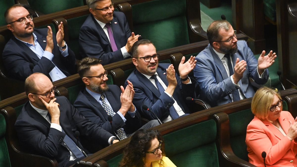 Warszawa, 27.06.2024. Posłowie PiS, od lewej: Paweł Jabłoński, Jarosław Wieczorek, Marcin Przydacz, Radosław Fogiel, Marcin Horała, Grzegorz Puda, Dorota Arciszewska-Mielewczyk i Barbara Bartuś na sali Sejmu, 27 bm. w Warszawie. Sejm kontynuuje trzydniowe posiedzenie. Niższa izba parlamentu zajmie się m.in. projektem zmian Regulaminu Sejmu oraz sprawozdaniem komisji dot. wniosku Prokuratora Krajowego o wyrażenie zgody na pociągnięcie do odpowiedzialności karnej b. wiceszefa MS, polityka Suwerennej Polski, posła klubu PiS Michała Wosia. (mr) PAP/Piotr Nowak