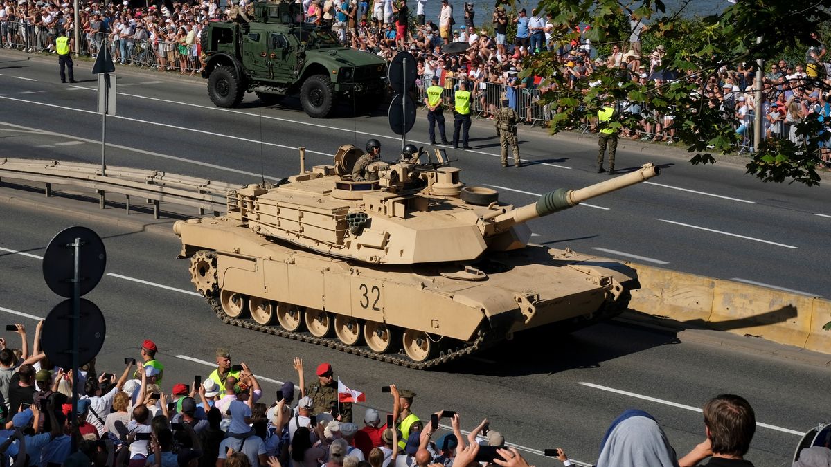 Wydatki na obronność mają być traktowane w specjalny sposób. Na zdjęciu czołg Abrams podczas parady 15 sierpnia w Warszawie