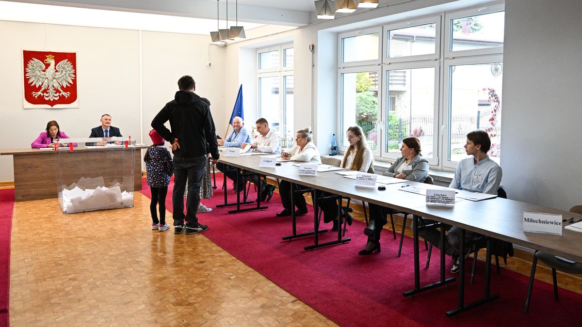 g�osowanie w wyborach prezydenta RP
G�uch�w, 18.05.2025. Wybory prezydenta RP - I tura.  G�osowanie w lokalu wyborczym w G�uchowie k. Rawy Mazowieckiej, 18 bm. Trwa g�osowanie w I turze wybor�w prezydenta RP. Do jego zako�czenia obowi�zuje cisza wyborcza. (aldg) PAP/�ukasz Szel�g
�ukasz Szel�g
g�os, g�osowa�, g�osowanie, I tura, lokal wyborczy, prezydenckie, prezydenta rp, wybory