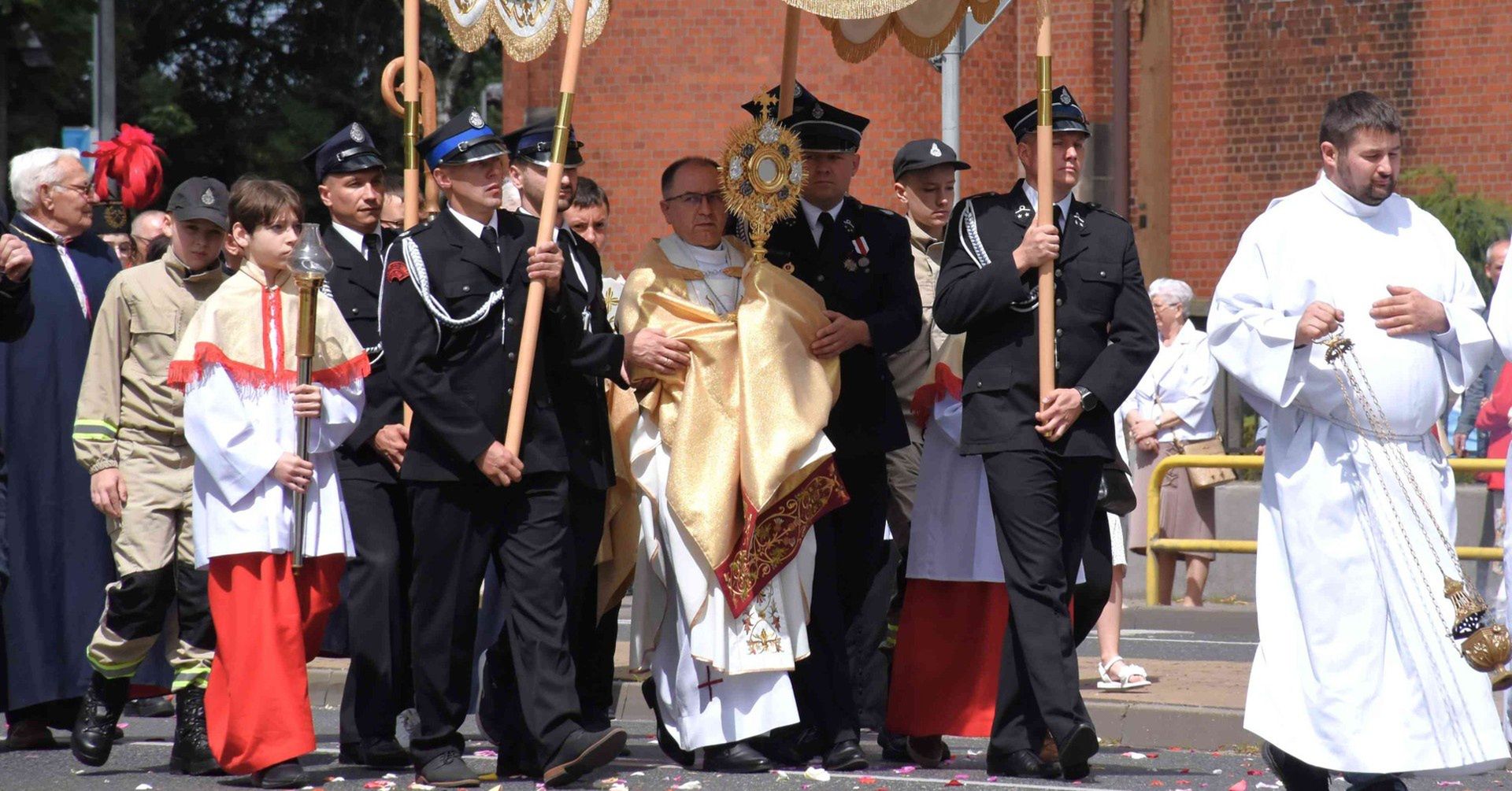 Duża procesja Bożego Ciała do czterech ołtarzy w Inowrocławiu 2025