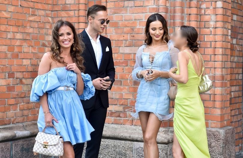 Marina Łuczenko gawędzi ze znajomymi na ślubie Antka Królikowskiego i Joanny Opozdy