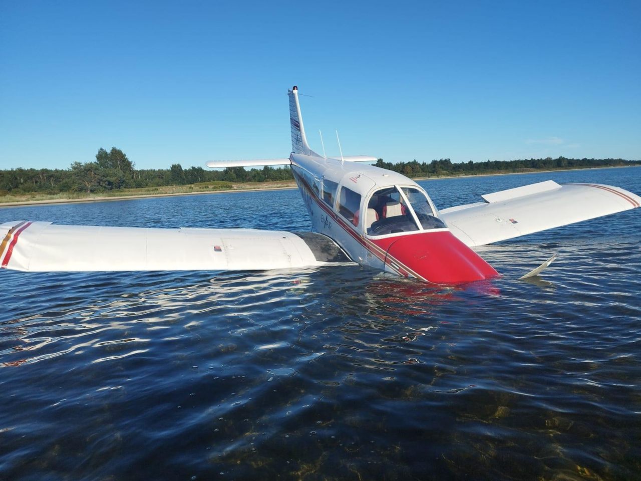 Awionetka wylądowała w wodzie. Dramatyczne nagranie z Jastarni
