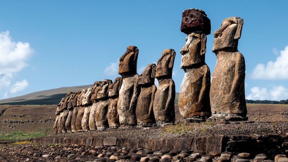 Plaża Tonariki z szeregiem rzeźb moai