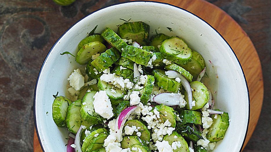 Orzeźwiająca i lekka sałatka z ogórków z koprem i fetą