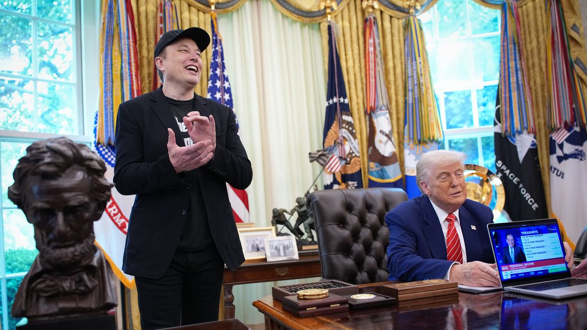 WASHINGTON, DC - MAY 30: Tesla CEO Elon Musk claps as U.S. President Donald Trump speaks to reporters in the Oval Office of the White House on May 30, 2025 in Washington, DC. Musk, who served as an adviser to Trump and led the Department of Government Efficiency, announced he would leave the Trump administration early this week to refocus on his businesses. (Photo by Kevin Dietsch/Getty Images)