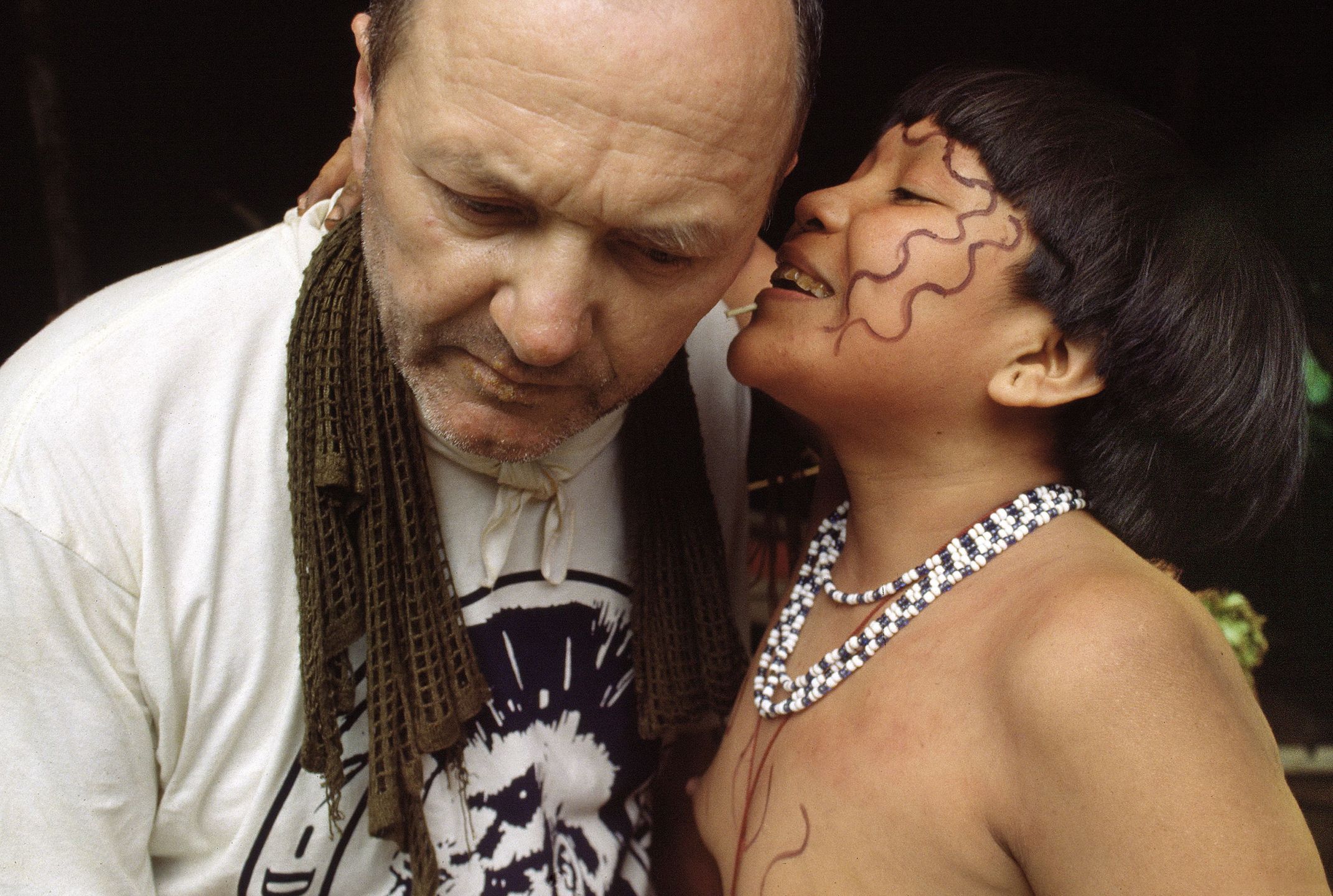 Pałkiewicz z jednym z członków plemienia Yanomami