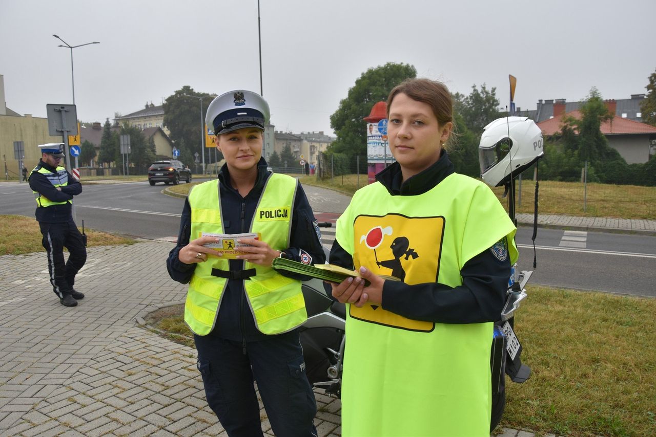 Tarnów: Akcja "Zwalniam przed szkołą" na ulicach miasta i regionu. Więcej policji przy przejściach dla pieszych. W działaniach używany jest... dron
