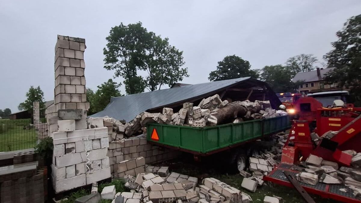 Uszkodzony budynek gospodarczy w wyniku silnego wiatru