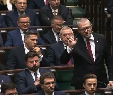 Nietypowe zachowanie Grzegorza Brauna. Jako jedyny ślubował w inny sposób