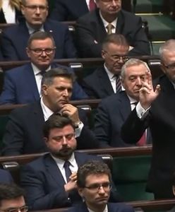 Nietypowe zachowanie Grzegorza Brauna. Jako jedyny ślubował w inny sposób