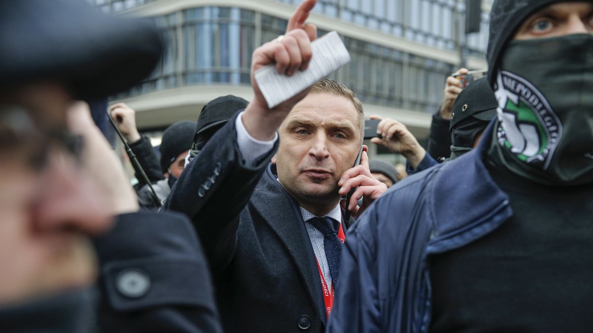 Robert Bąkiewicz (w środku) 