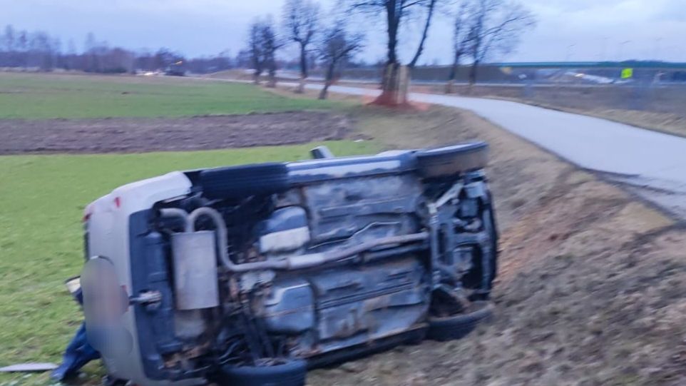 Nissan wypadł z drogi w wyniku uderzenia