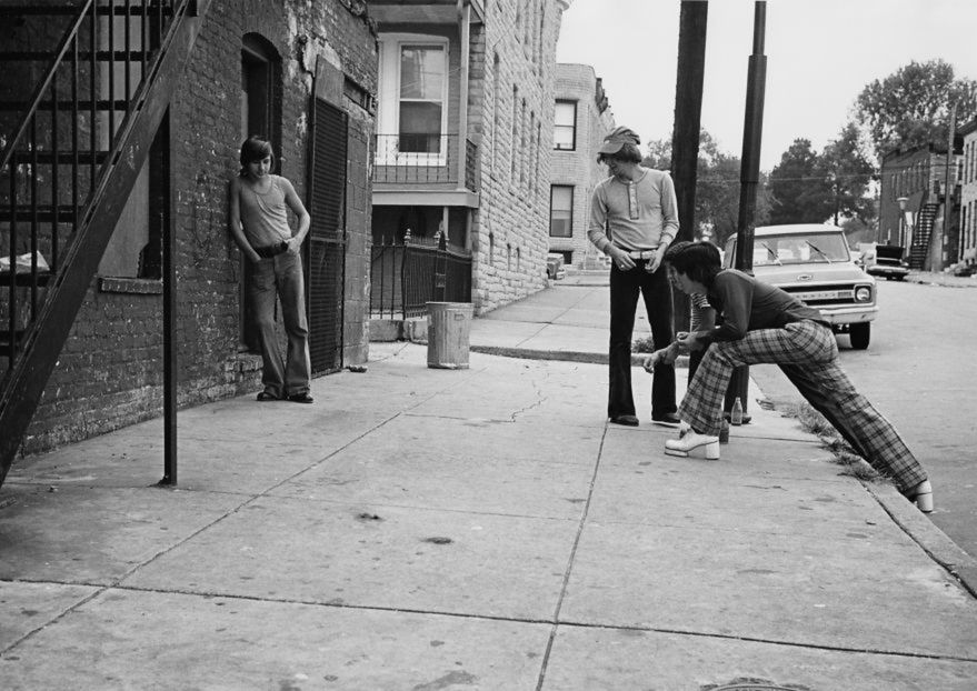 Wielu fotografów wykonuje zdjęcia do szuflady, czy w niedużej liczbie odbitek. Takie cykle mogą mieć drugie życie, podobnie do zdjęć nieznanego fotografa z Baltimore, które na aukcji eBay kupił redaktor serwisu Bored Panda. Nawet sprzedawca nie miał więcej informacji o zdjeciach, po prostu kupił je kilka lat wcześniej razem z domem.