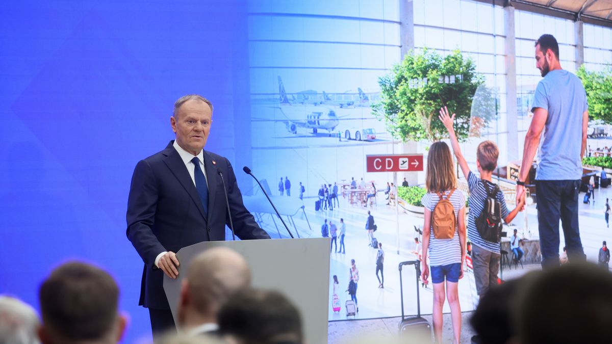 Warszawa, 12.12.2025. Premier Donald Tusk przemawia podczas spotkania "Lotnisko centralne - przyszłość i możliwości" w siedzibie Kancelarii Prezesa Rady Ministrów w Warszawie, 12 bm. (aldg) PAP/Leszek Szymański
