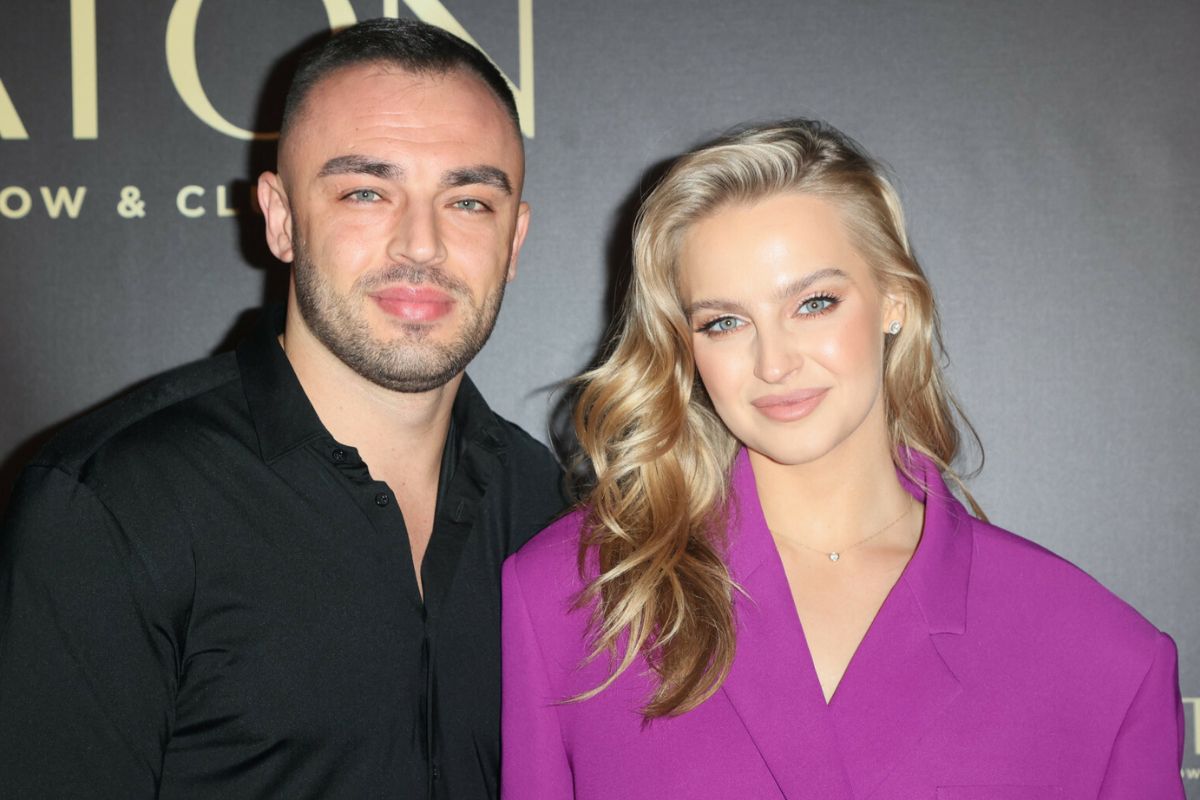 Karolina Pisarek cała w fioletach. W dłoni torebka za 20 tys. zł