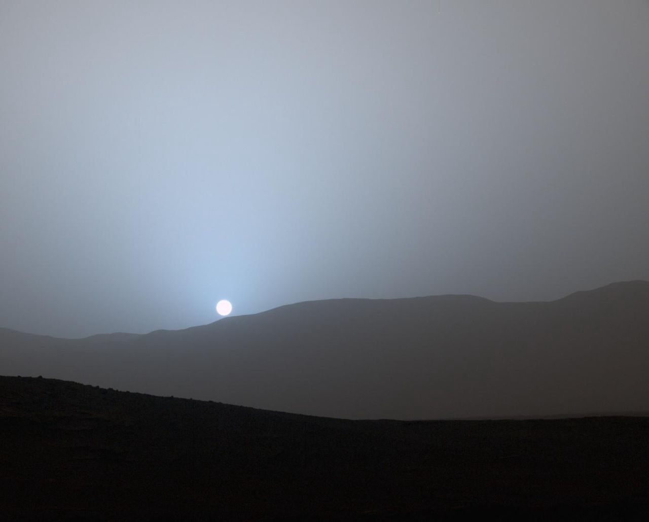 Zachód Słońca nad kraterem Gale, 15 kwietnia 2015 roku – pierwszy zachód zaobserwowany w kolorze przez Curiosity 