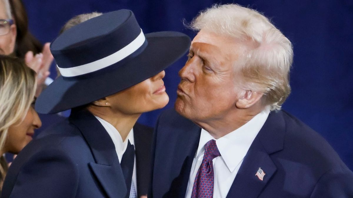 Próba pocałunku Donalda Trumpa z jego żoną Melanią