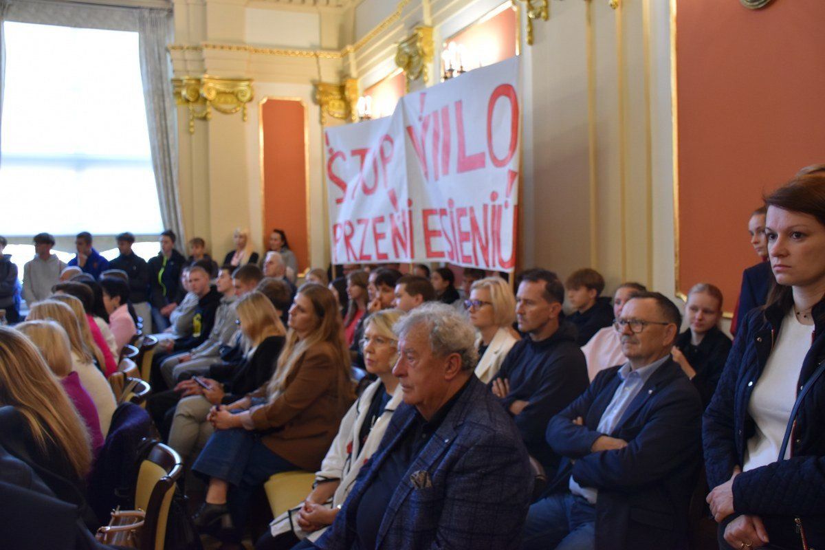 Samorząd miasta zamierza przekształcić Zespół Szkół nr 9 w Kaliszu i przenieść VII Liceum Ogólnokształcące Szkołę Mistrzostwa Sportowego. Podczas czwartkowej tym decyzją sprzeciwiali się uczniowie, nauczyciele i rodzice.