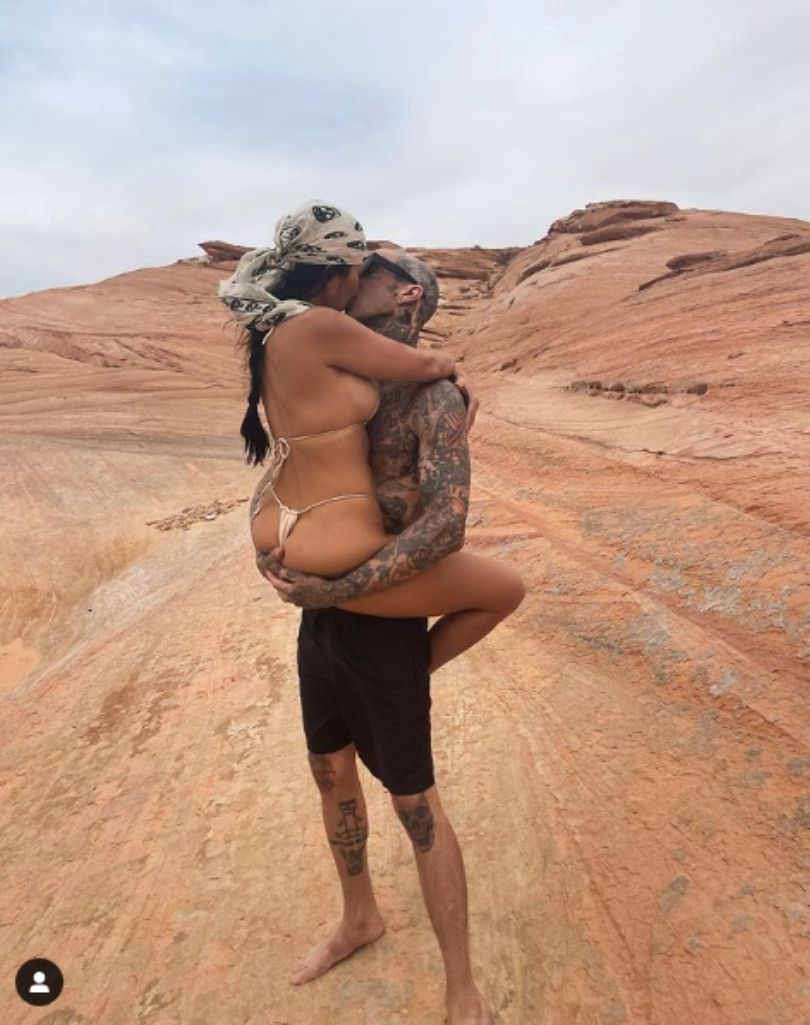 Kourtney Kardashian i Travis Barker wymieniają czułości na pustyni