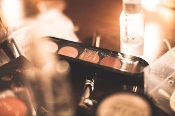 Początki z makijażem – co kupić najpierw?