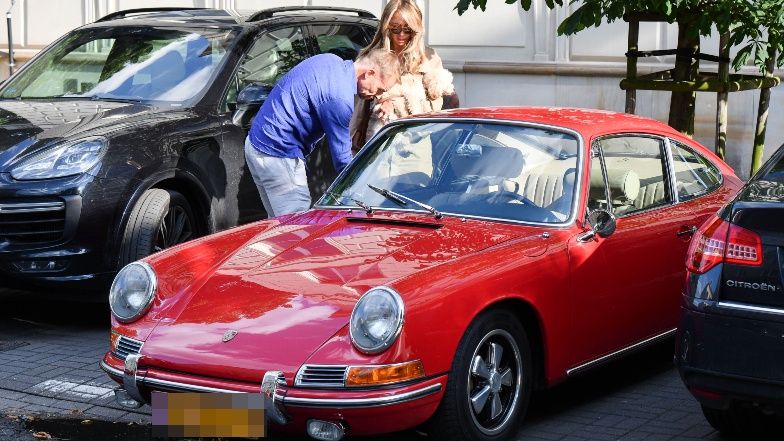 Joanna Przetakiewicz i Rinke Rooyens na przejażdżce z psem zabytkowym Porsche 912 