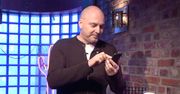 Prowadzisz konferencję albo program na YouTubie? Błagam, nie czytaj ze smartfona!