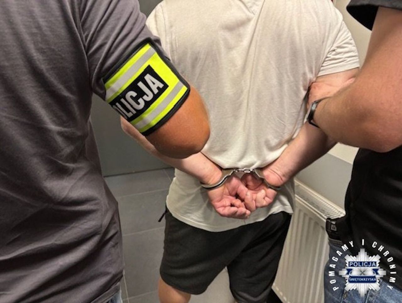 Małopolska: Policjanci pojechali za dilerem. Miał w domu blisko osiem kg narkotyków