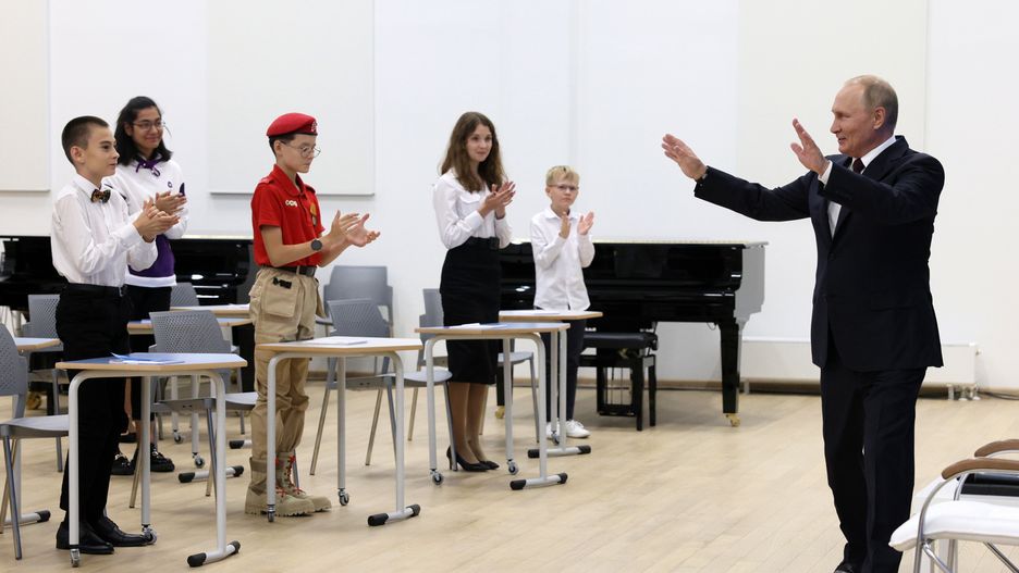 Russian President Vladimir Putin holds an open lesson in Kaliningrad
epa10152577 Russian President Vladimir Putin (R) holds an open lesson 'Talking about the important', which was attended by the winners of olympiads and competitions in the field of culture, art, science and sports, at the Museum and Theater and Educational Complex in Kaliningrad, Russia, 01 September 2022.  EPA/GAVRIIL GRIGOROV / SPUTNIK / KREMLIN POOL MANDATORY CREDIT 
Dostawca: PAP/EPA.
GAVRIIL GRIGOROV / SPUTNIK / KREMLIN POOL