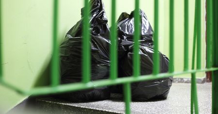 Konflikt o śmieci. "Na całej klatce jest okropny smród"