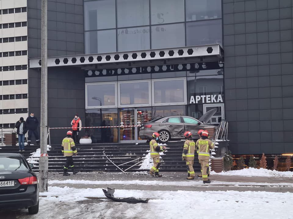 Kierowca audi wymusił kierowcy audi. Skończyło się na schodach galerii